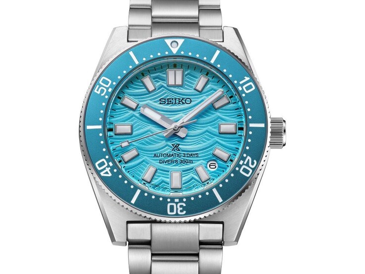 Daytime Blue dalgalı kadranı sergileyen Prospex 1965 Heritage Diver HBC011 modelinin önden görünümü.