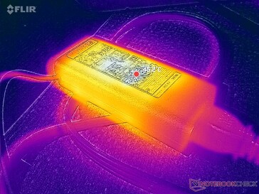 AC adaptörü, yüksek yük altında çalışırken 45 °C'nin üzerine çıkar.