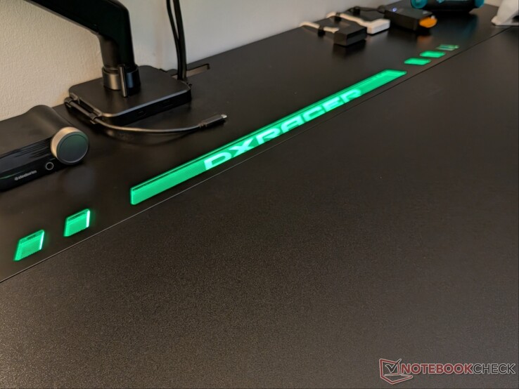 DXRACER logosu, altındaki RGB şerit sayesinde yanar.