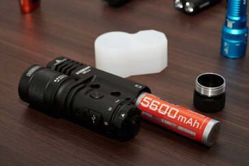 Pakete, Acebeam’in birkaç ay önce tanıttığı yeni 5.600 mAh’lik pil dahildir.