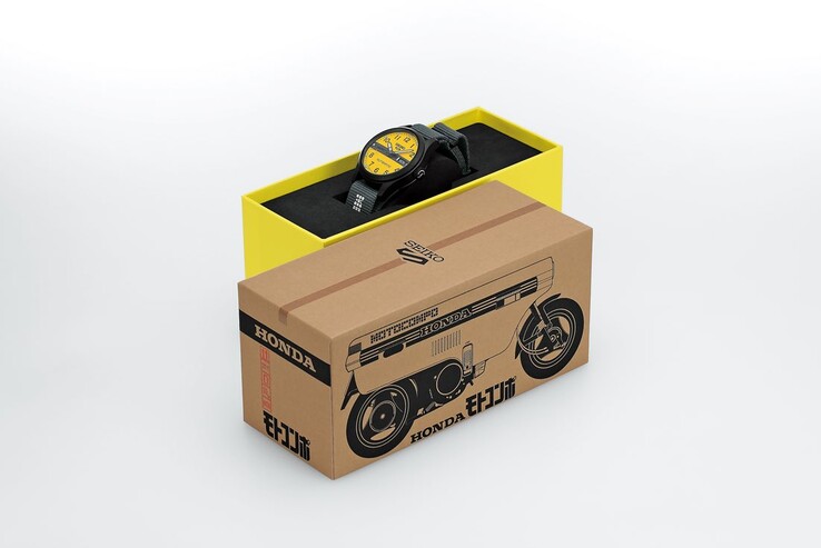 Seiko 5 Sports Field x Honda Motocompo Sınırlı Sürümü için, Honda Motocompo'nun orijinal nakliye kutusuna benzeyecek şekilde tasarlanmış özel karton sunum kutusu.