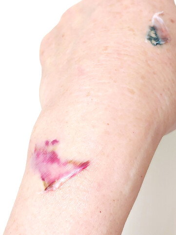 Duştan sonra dövmeler.