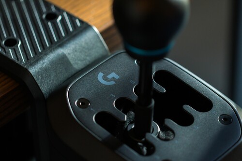 Logitech G RS H-Shifter masa kelepçesi ile gösterilmiştir