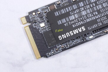 Sahte Samsung'un kumandası Samsung değil Maxio'dur.