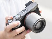 Uygun fiyatlı TTArtisan 50 mm f/1.8 Neo otomatik odaklamalı lens artık iki yeni renk seçeneğiyle sunuluyor.