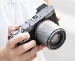 Uygun fiyatlı TTArtisan 50 mm f/1.8 Neo otomatik odaklamalı lens artık iki yeni renk seçeneğiyle sunuluyor.