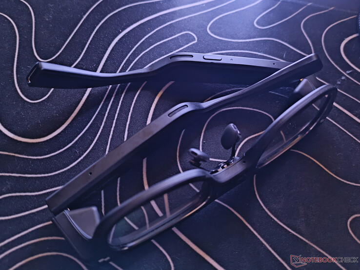 Her iki şakağın altında hoparlörler ve mikrofonlar