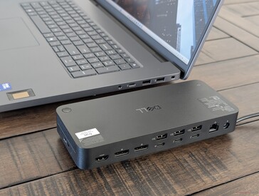 Dört adet 4K 120 Hz monitöre kadar çoklu harici ekran desteği de dahil olmak üzere mevcut bağlantı noktalarını gösteren bağlantı istasyonunun arkası