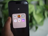 ChatGPT, Mistral AI, Claude, Gemini, Copilot ve Poe uygulamalarının bulunduğu AI adlı bir uygulama klasörünü gösteren akıllı telefon