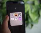 ChatGPT, Mistral AI, Claude, Gemini, Copilot ve Poe uygulamalarının bulunduğu AI adlı bir uygulama klasörünü gösteren akıllı telefon