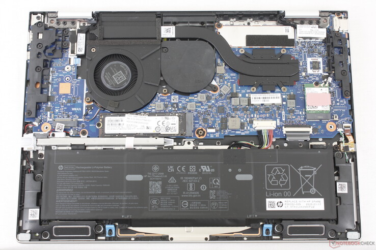 EliteBook 8 Flip G1i 13, bir M.2 2280 SSD yuvası, çıkarılabilir WLAN modülü ve isteğe bağlı WAN yuvasını gösterir. RAM lehimlenmiştir