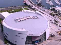 Resimde görülen GTA VI "Welcome to Vice City" Miami Heat Stadyumu reklam panosu
