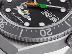 Timex Looney Tunes x M79 Automatic’ın siyah kadranının yakın planı; alt yarıya yayılmış Bugs Bunny’yi ve merkezde havuç şeklindeki saniye ibresini gösteriyor.