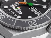 Timex Looney Tunes x M79 Automatic’ın siyah kadranının yakın planı; alt yarıya yayılmış Bugs Bunny’yi ve merkezde havuç şeklindeki saniye ibresini gösteriyor.