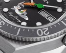 Timex Looney Tunes x M79 Automatic’ın siyah kadranının yakın planı; alt yarıya yayılmış Bugs Bunny’yi ve merkezde havuç şeklindeki saniye ibresini gösteriyor.