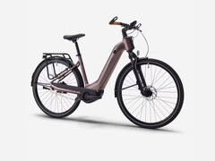 Decathlon'un kahverengi kuvars Rockrider E-ACTV 900 modeli