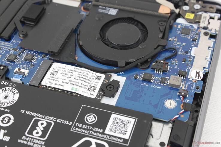 Model, 80 mm PCIe4 x4 NVMe SSD'leri destekler. Ancak SKU'lar daha küçük 42 mm sürücü ile gönderilebilir