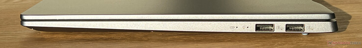 Sağ: 2x USB-A 3.2 Gen.1 (5 Gbit/s)
