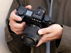 Yeni Leica Summilux, önceki modeline kıyasla önemli ölçüde daha küçük ve daha uygun fiyatlıdır.