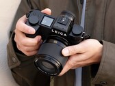 Yeni Leica Summilux, önceki modeline kıyasla önemli ölçüde daha küçük ve daha uygun fiyatlıdır.