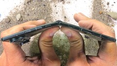 Samsung Galaxy Z Fold8 Ultra, dayanıklılık testinden hemen sonra söküm aşamasına geçiyor ve ekranında pahalıya mal olacak bir hasar ortaya çıkıyor.