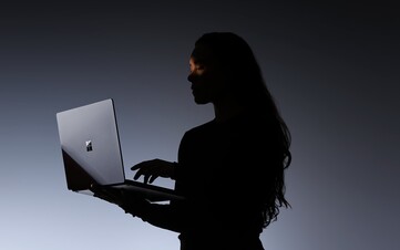 Surface Laptop Ultra 2 kg ağırlığındadır.