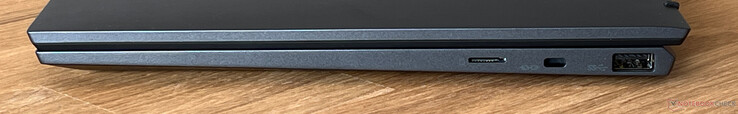 Sağ: microSD kart okuyucu, Kensington güvenlik yuvası, USB-A 3.2 Gen 1 (5 Gbit/s)