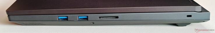 Sağ: 2x USB-A 3.2 Gen. 1 (5 Gbit/s), SD kart okuyucu, Kensington Kilidi