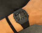 Bir kişinin bileğinde Casio F-B100W-1BJF (resimde gösterilen).