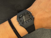 Bir kişinin bileğinde Casio F-B100W-1BJF (resimde gösterilen).