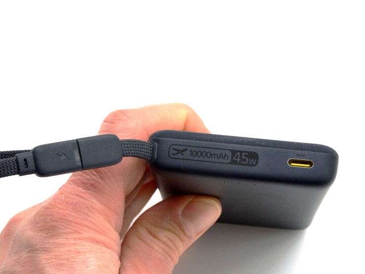 Baseus ayrıca PicoGo AM52'yi entegre bir kablo ile sunar.