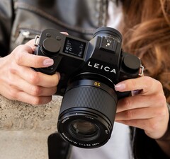 Leica SL3-P, gerçek bir tam kare çok yönlü fotoğraf makinesi olarak pazarlanmaktadır.
