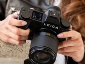 Leica SL3-P, gerçek bir tam kare çok yönlü fotoğraf makinesi olarak pazarlanmaktadır.
