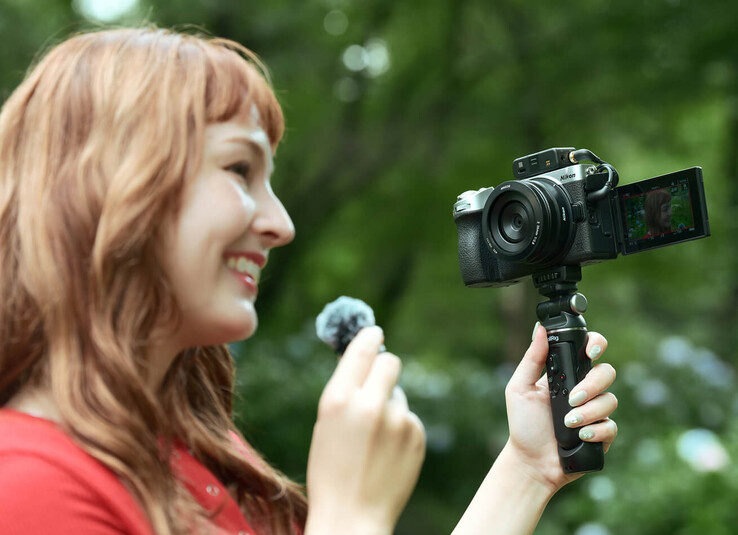 Nikon Z5IIC fotoğraf makinesi, içerik üreticilerin net videolar ve fotoğraflar çekmelerine yardımcı olmak için dahili 7,5 stop görüntü sabitleyiciye sahiptir.