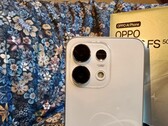 Oppo Reno 16 FS, harika bir kamera sistemiyle birlikte gelir, ancak bunun karşılığında bazı ödünler vermeniz gerekecektir.