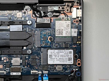 Değiştirilebilir WLAN modülü ve M.2-2242 SSD