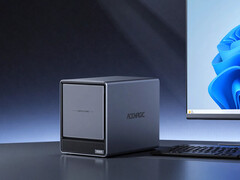 N3A dört SATA sürücü yuvasına ve iki M.2 SSD yuvasına sahiptir. Resimde: NAS'ın bir monitörün yanına yerleştirildiğini gösteren bir tanıtım resmi.