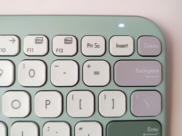 Beyaz bir klavye durum ışığı, bağlantı veya mod değişikliklerini gösterir. (Resim kaynağı: Notebookcheck)