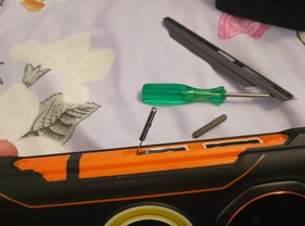 Hasar görmeleri durumunda çeşitli muhafaza elemanlarının çıkarılması/değiştirilmesi kolaydır (Resim kaynağı: Sergey Tarasov - Notebookcheck)