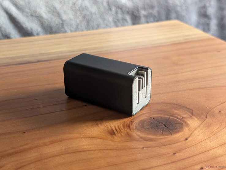 65 W USB-C HP adaptöründe hem entegre hem de geri çekilebilir AC fişleri bulunmakta olup, diğer ucunda ise neredeyse tüm USB-C kablolarını destekleyen açık bir USB-C bağlantı noktası yer almaktadır