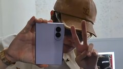 BTS grubunun üyesi J-Hope, Samsung Galaxy Z Fold8'i elinde tutarken kameranın önünde görüntülendi.