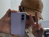 BTS grubunun üyesi J-Hope, Samsung Galaxy Z Fold8'i elinde tutarken kameranın önünde görüntülendi.