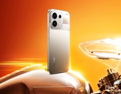 Realme P4s, kısmen şeffaf kamera modülüne sahip göz alıcı bir tasarıma sahiptir.