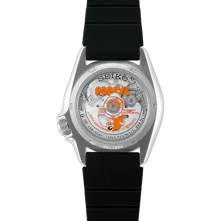 Seiko 5 Sports x Popeye HDB013 modelinin arka görünümü; saatin şeffaf arka kapağında Popeye yıldönümü grafiği ve görünür otomatik mekanizma yer almaktadır.