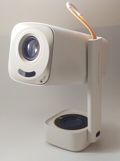 Yaber T1 Pro taşınabilir projektör, kullanışlı bir taşıma kayışı ile birlikte gelir. (Resim kaynağı: Notebookcheck)