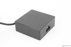 Evrensel USB-C AC adaptörü, 90 W çıkışı göz önüne alındığında nispeten küçüktür (~7,5 x 7,5 x 2,9 cm)