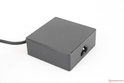 Evrensel USB-C AC adaptörü, 90 W çıkışı göz önüne alındığında nispeten küçüktür (~7,5 x 7,5 x 2,9 cm)