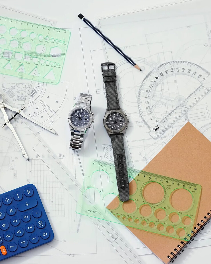 Citizen CA0897-04H modeli, daha eski model olan CA0890-54H ile yan yana.