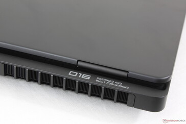 Genişletilmiş arka tasarım daha küçüktür ve en son Legion Pro 7i 16 G10'daki kadar agresif değildir