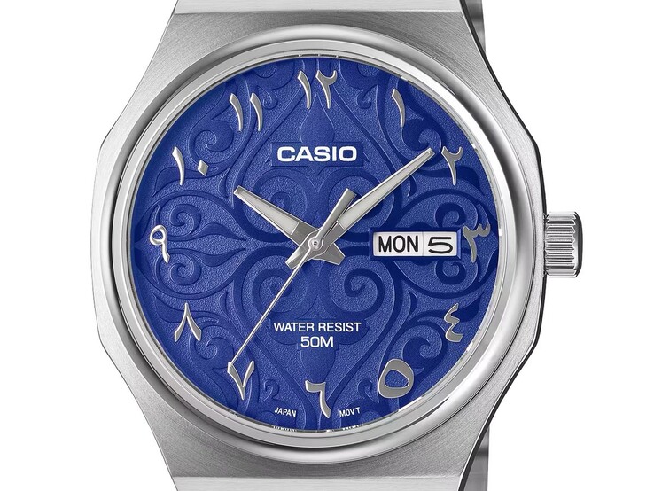 Casio MTP-E735AR-2A2V modelinin yakın çekim görüntüsü; canlı mavi renkli arabesk desenli kadranı, üzerine yerleştirilmiş Doğu Arap rakamları, kesimli gümüş kılıç tarzı ibreleri ve saat 3 konumundaki gün-tarih göstergesini göstermektedir.